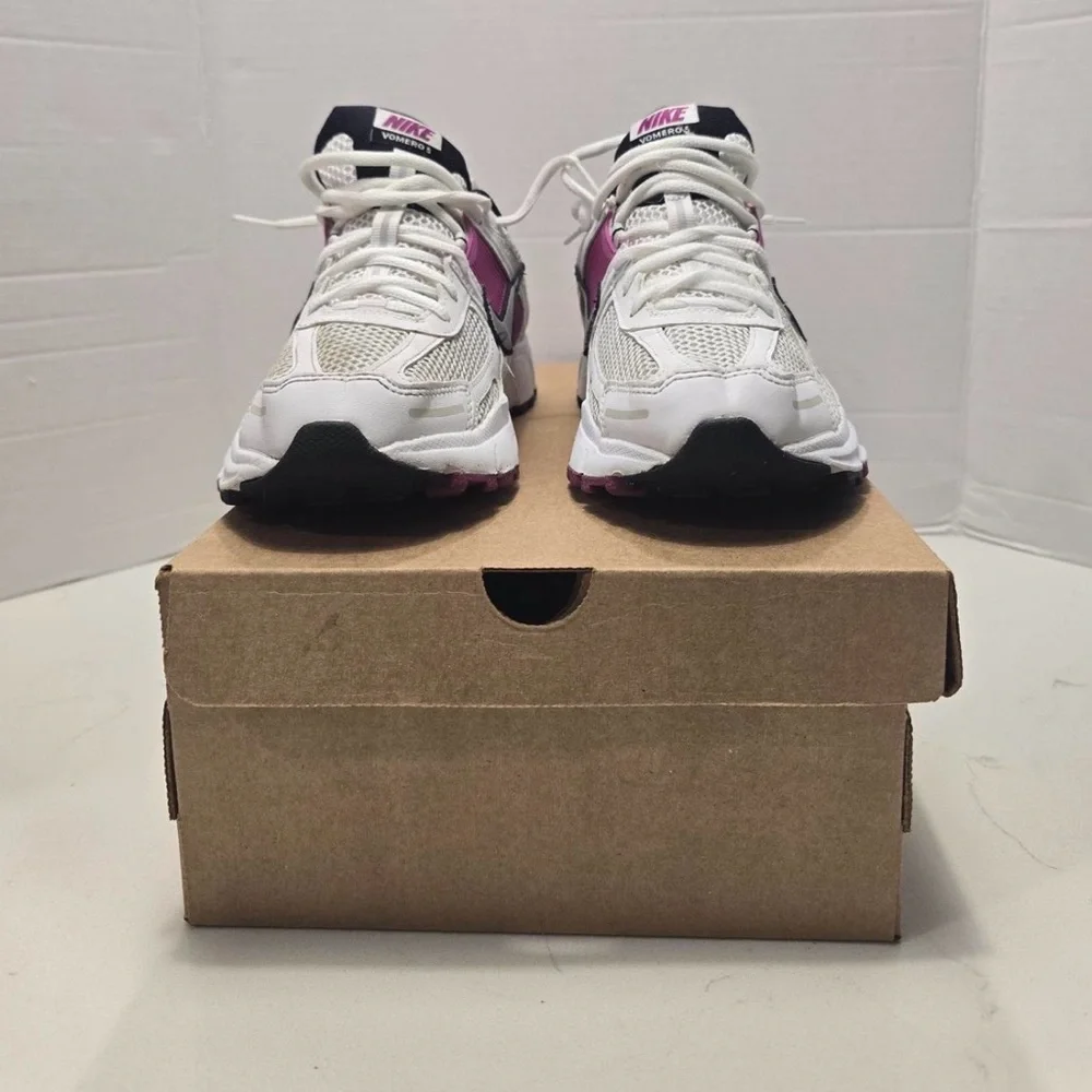 Nike Zoom Vomero‎ 5 Hot Fuchsia size 7Y